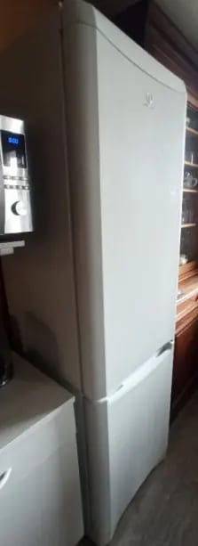 Réfrigérateur congélateur Indesit · photo 3